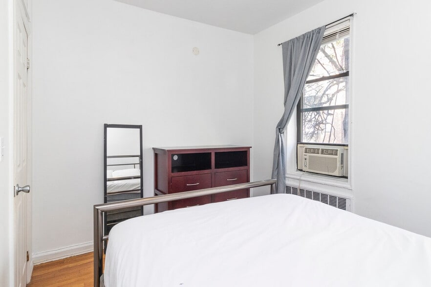 Building Photo - 250 E 82nd St