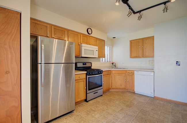 Building Photo - 681 Springwood Dr