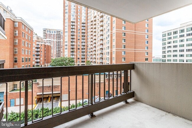 Building Photo - 3800 Fairfax Dr