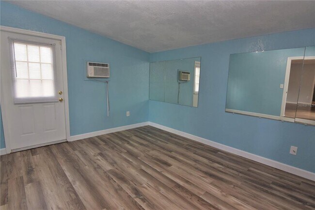 Building Photo - 21572 Edgewater Dr