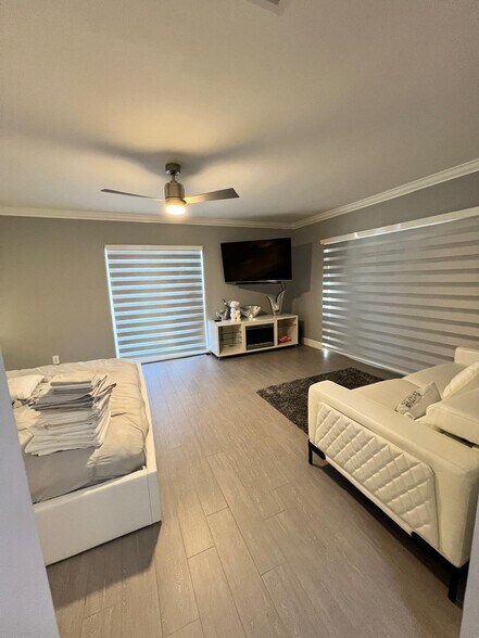 Building Photo - 5510 Bayview Dr