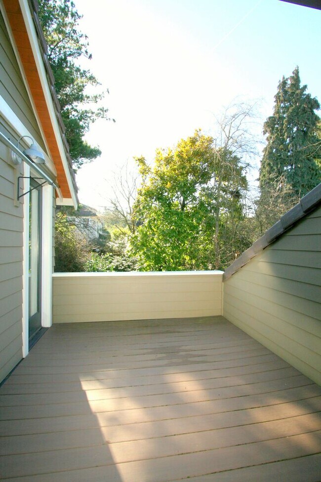 Building Photo - 3Bd/2Ba Montlake Home
