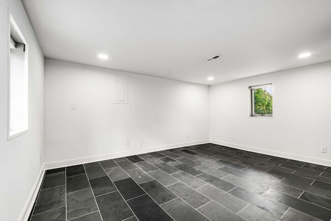 Building Photo - 562 Neelys Bend Rd