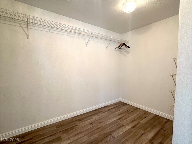 Building Photo - 2434 Amoretti St