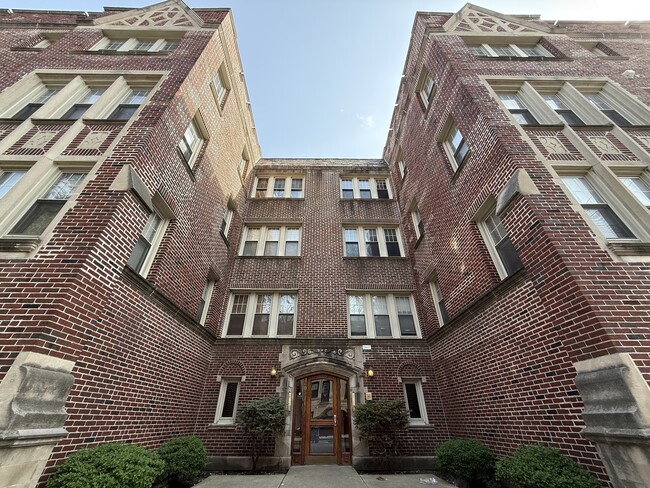 Primary Photo - 2611 W Rosemont Ave