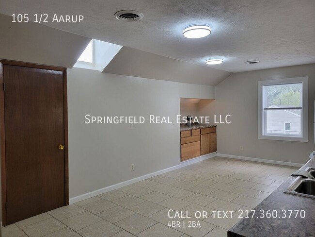 Building Photo - Spacious 4 Bed, 2 Bath Apartment with Mode...