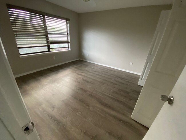 Building Photo - 2 Bedroom 1 Bath upstairs unit in Orlando ...