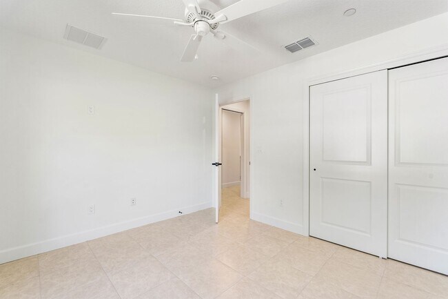 Building Photo - 2 Bedroom 2 Bath 1-Car Garage