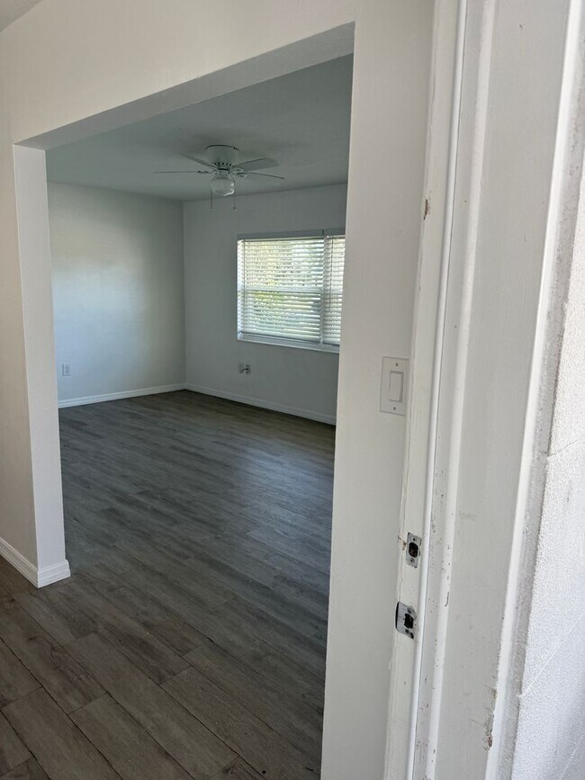 Building Photo - 2 Bedroom 1 Bath Home with Den/Office