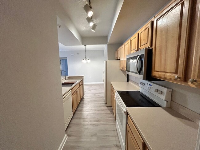 Building Photo - Lovely 2/2 Ground Floor Condo For Rent in ...