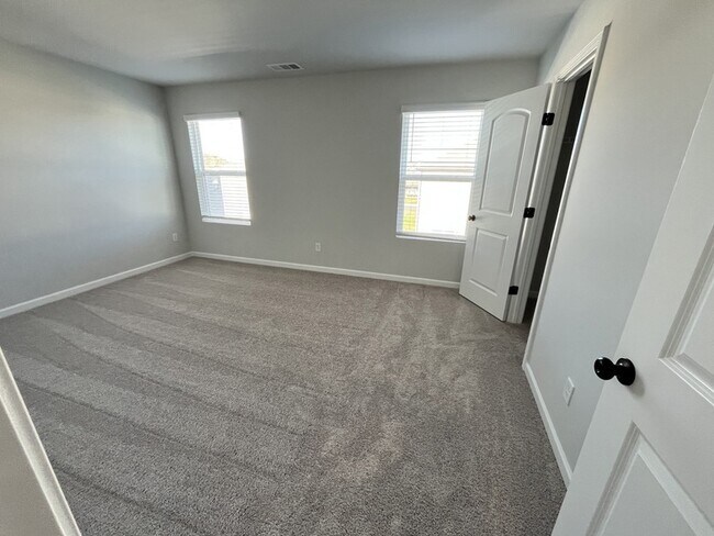 Building Photo - 4548 Hoboken Wy