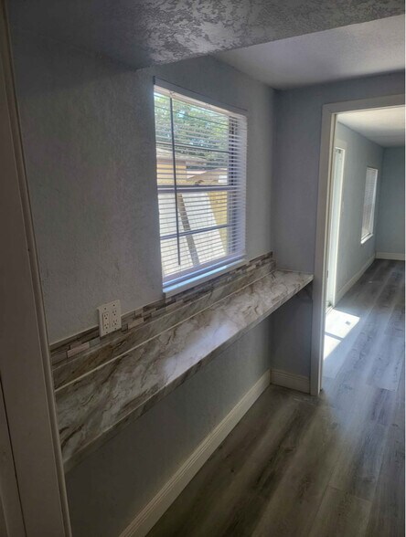 Building Photo - 8421 N Packwood Ave