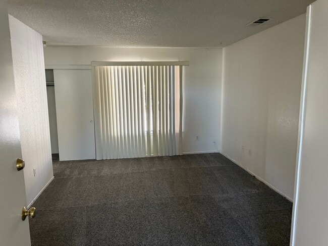 Building Photo - Silverlake's Home- 3 Bedrooms, 2 Bathrooms...