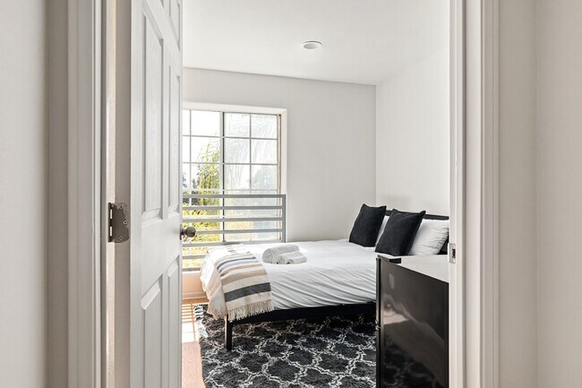 Building Photo - 10777 Ashton Ave