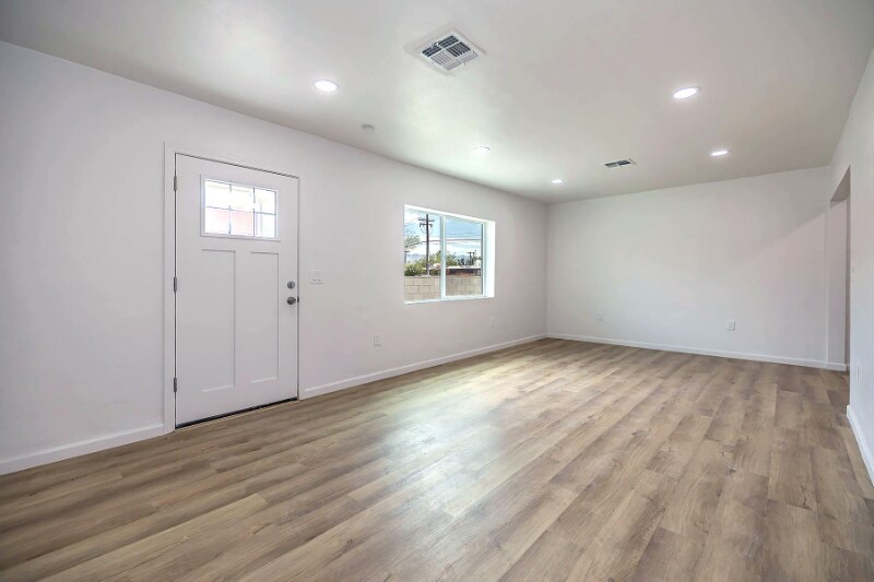 Building Photo - 948 E Waverly St