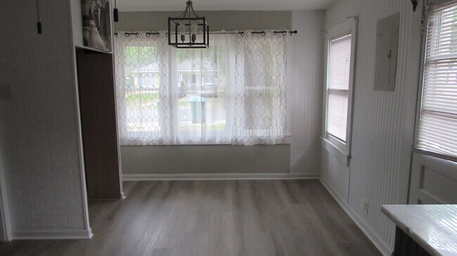 Building Photo - NEWLY REMODELED 3 BEDROOM 2 BATH
