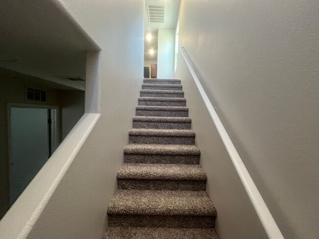 Building Photo - 2 bedroom Townhome located near Nellis Air...