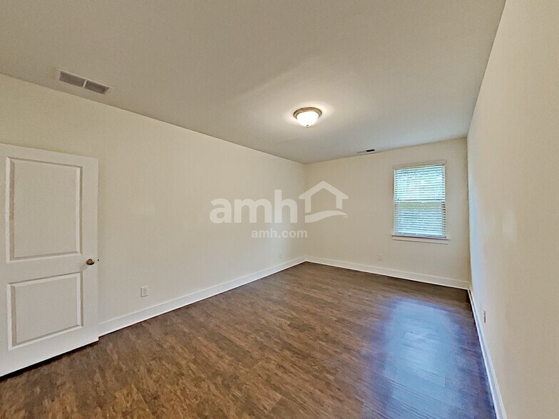 Building Photo - 1084 Adams Haven Bend