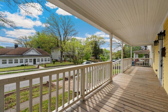 Building Photo - Beautiful 3Bed/2Bath home with Unique Features and Fenced Backyard!