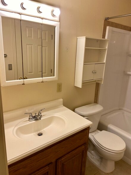 Building Photo - 503 E 5th Plz