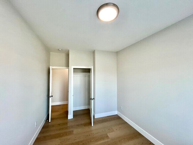 Building Photo - SPECTACULAR, TOP FLOOR 2 BED/1 BATH FULLY RENOVATED!!!
