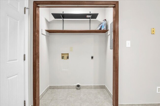 Building Photo - 2 Bed 2.5 Bath Duplex