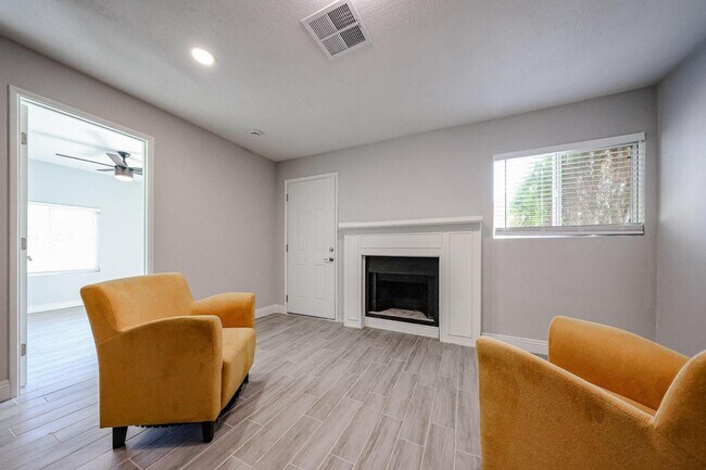 Building Photo - 11207 S Iroquois Dr