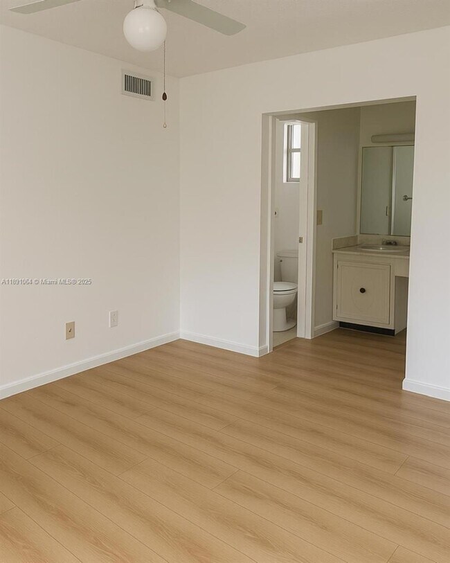Building Photo - 9430 Live Oak Pl