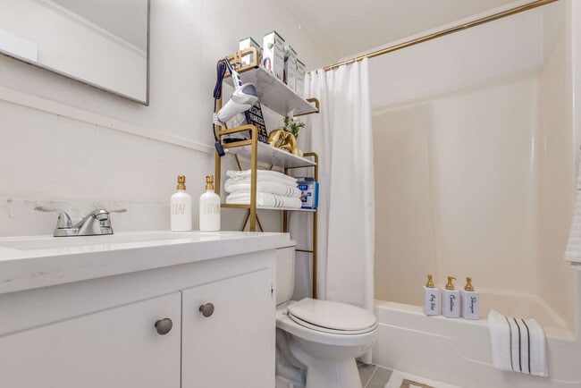 Building Photo - 216 Mitchell St