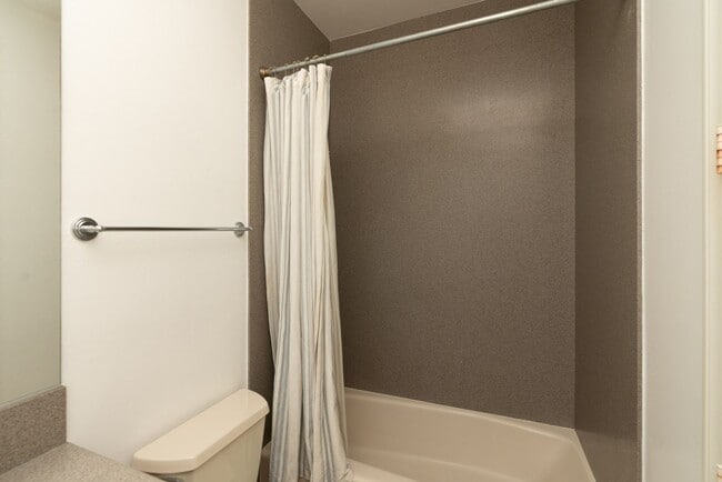 Building Photo - 3 Bedroom Townhome in Crown Point – Pacific Beach