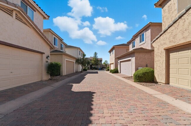 Building Photo - Stunning 3-bedroom, 2.5-bathroom home in t...