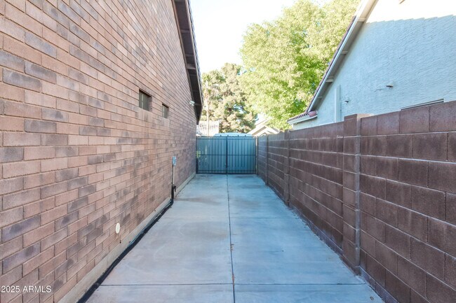 Building Photo - 907 E San Remo Ave