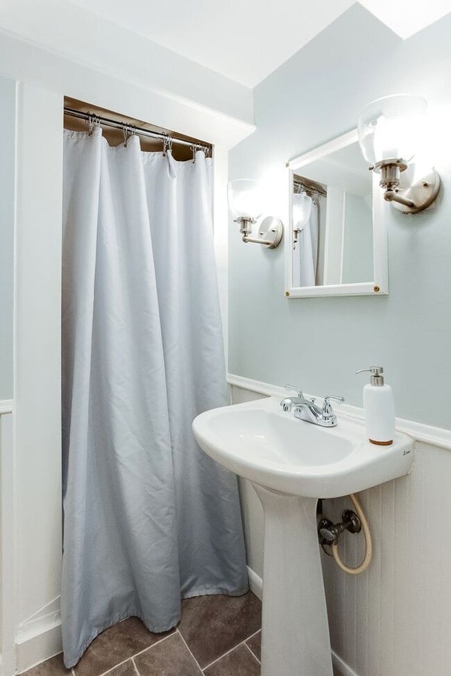 Building Photo - 3020 Maryland Ave S