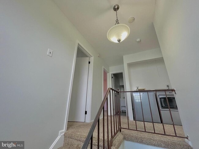 Building Photo - 7 N Hill Dr