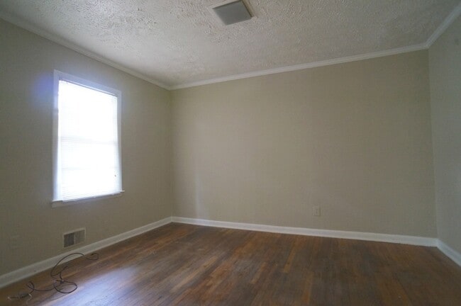 Building Photo - 435 S Barnett Shoals Rd