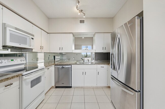 Building Photo - 14 Greenway Plz