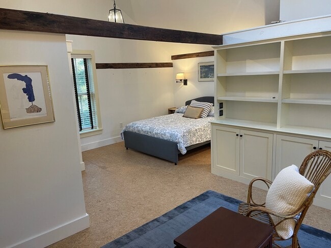 Building Photo - 2 Summit St