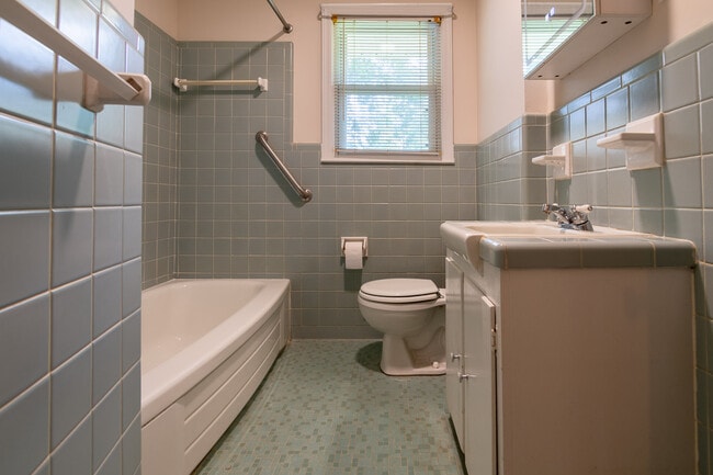 Building Photo - 3003 Stratford Dr