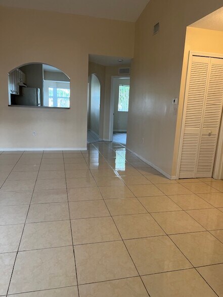 Building Photo - 2621 SE 12th Rd