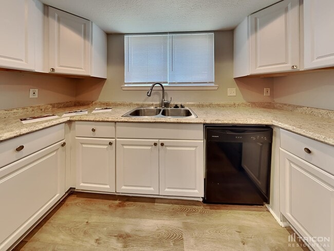 Building Photo - 10406 Overview Dr
