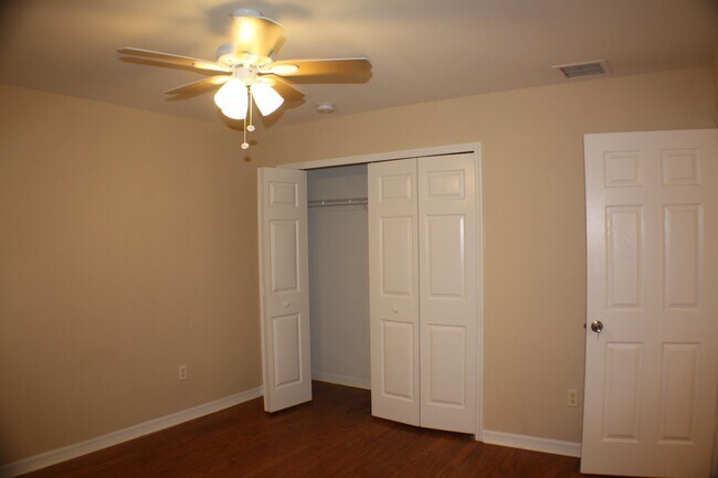 Building Photo - 7435 Albany Rd