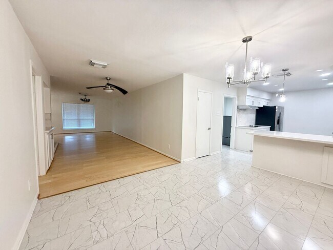 Building Photo - Elegant 3/2/2 home in Maplewood near Meyer...