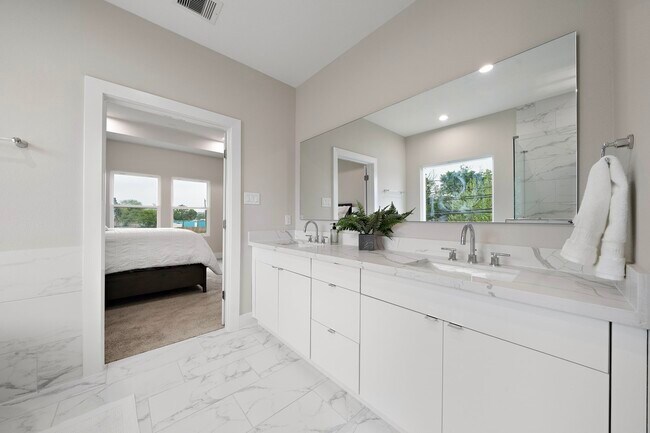 Building Photo - 8670 Easthaven Blvd