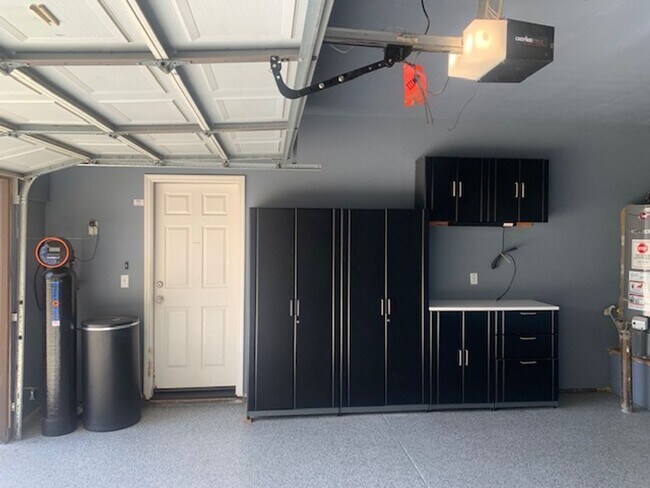 Building Photo - A SUPERB AND STUNNING 4 BEDROOM HOME IN TR...