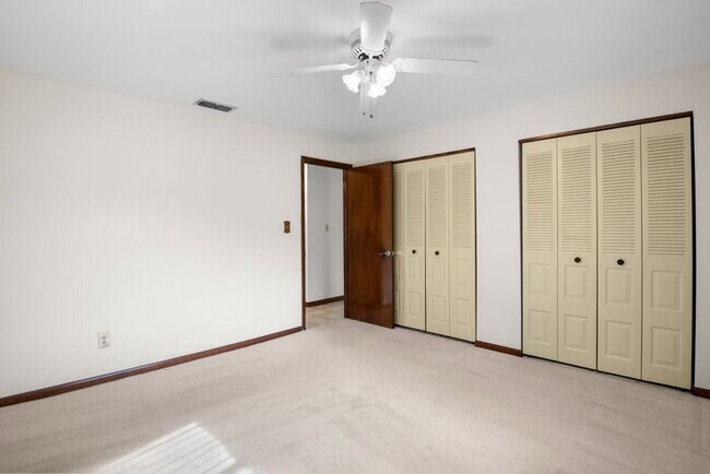 Building Photo - Home For Rent in St Petersburg!