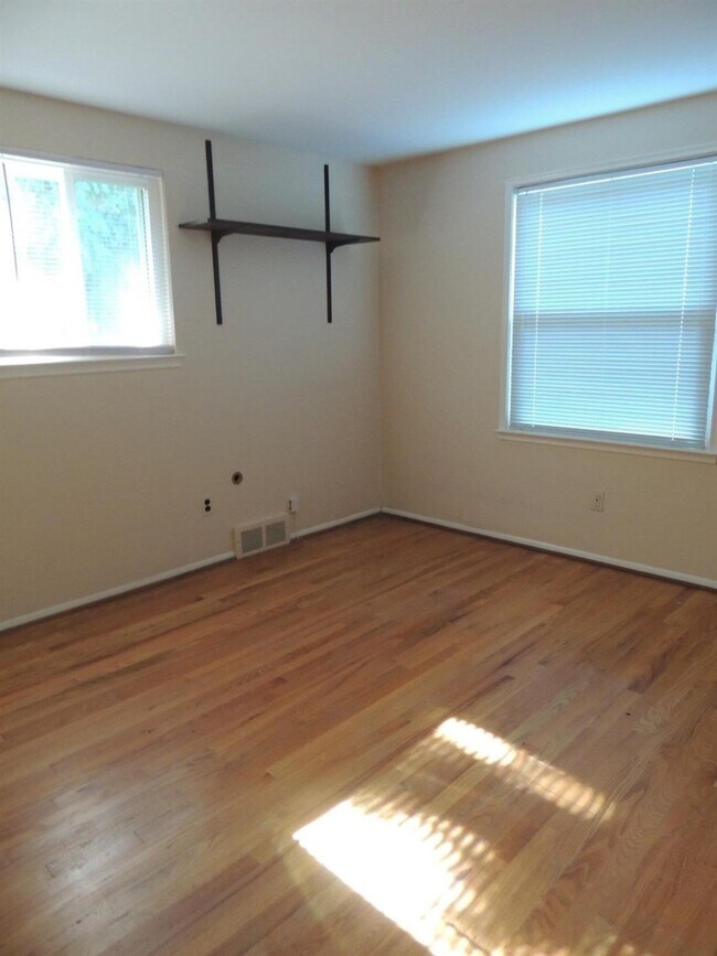 Building Photo - 2098 Yorktown Dr