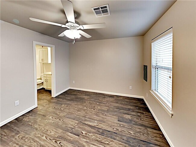 Building Photo - 2 Bedroom 2 Bathroom 2 Car Garage Duplex w...