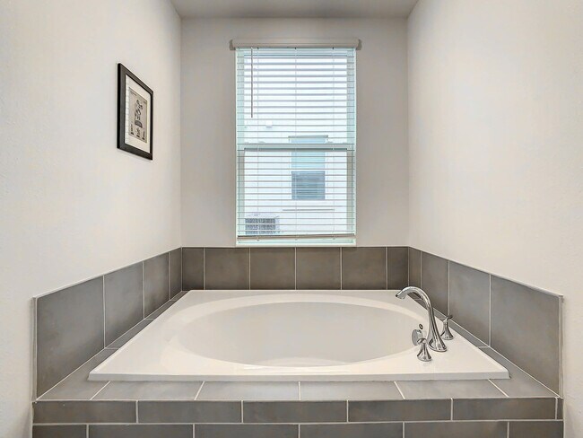 Building Photo - 8851 Cabot Cliffs Dr
