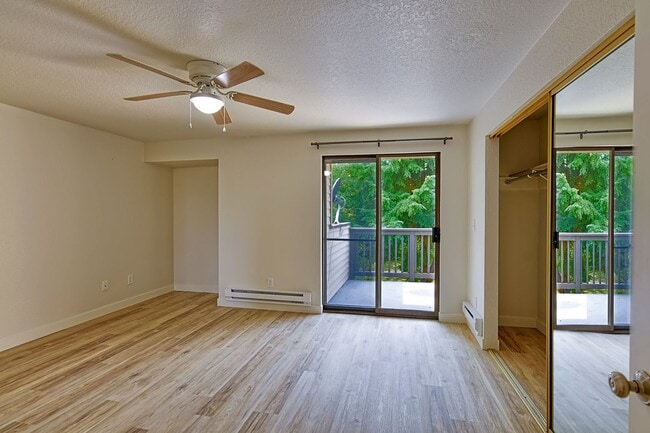 Building Photo - Stylishly Remodeled Condo in Prime Center Park Location