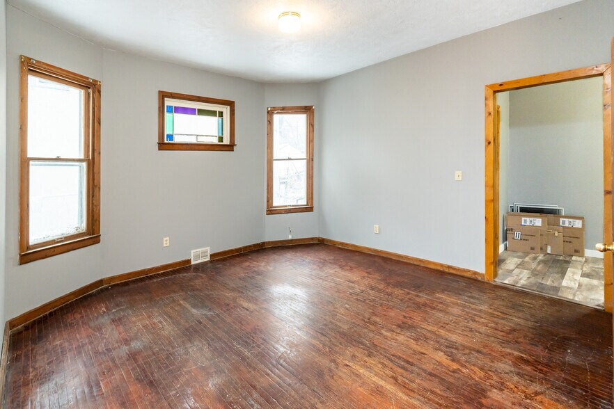Building Photo - 818 Edmund Ave W